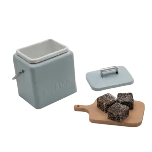 Kühlbox hellblau mit Gebäck